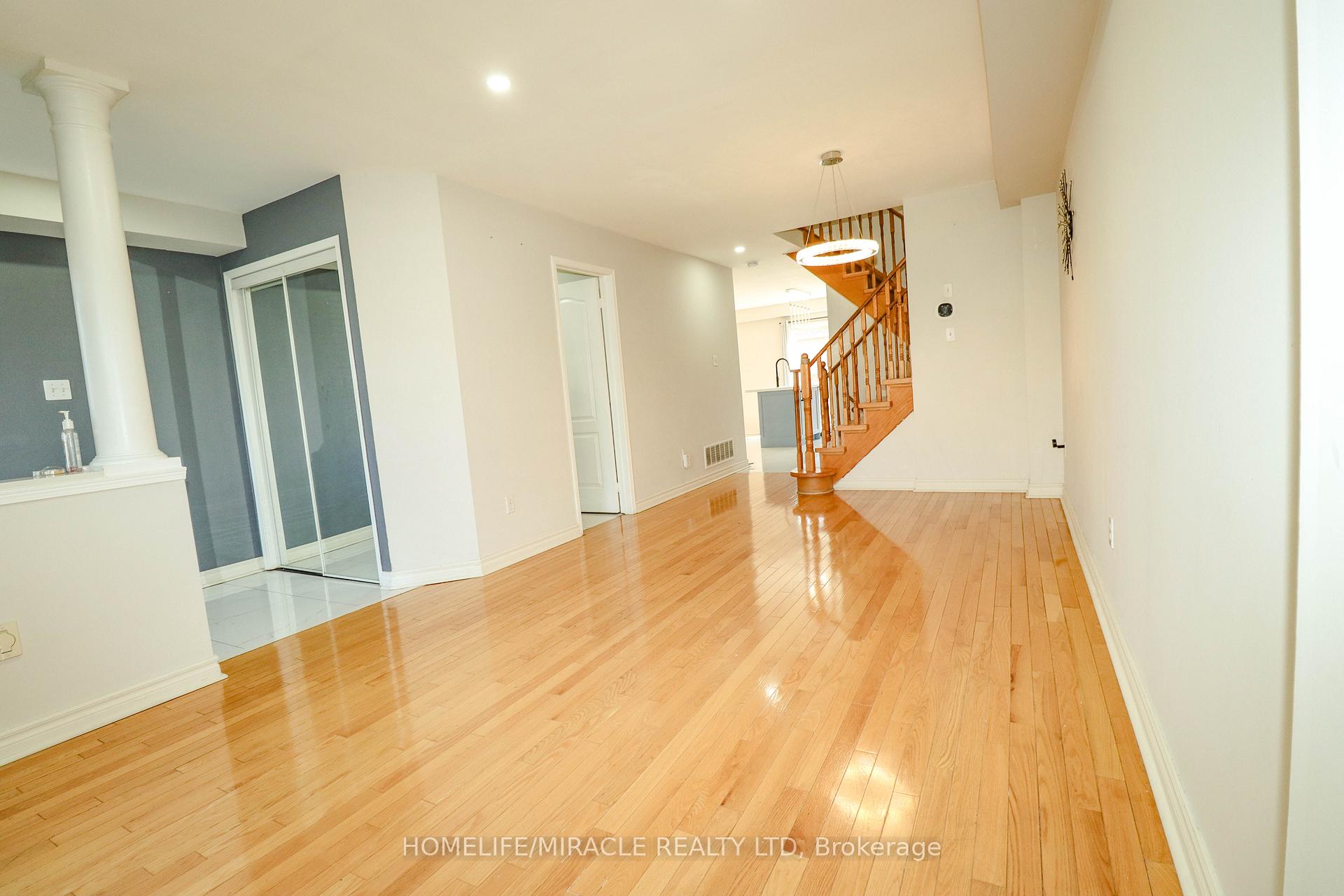 Photo 3 of 5350 Dryden Avenue, Burlington, Orchard — HOMEH