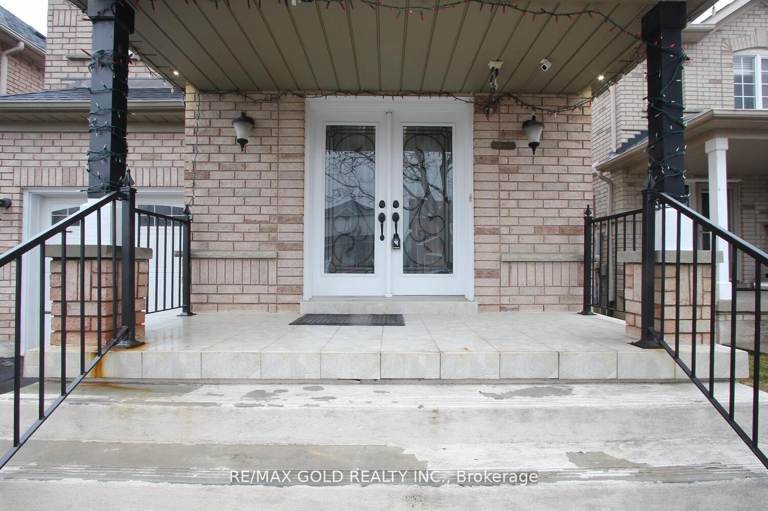 Photo 2 of 3 Oakmeadow Drive, Brampton, Fletcher's Meadow — HOMEH