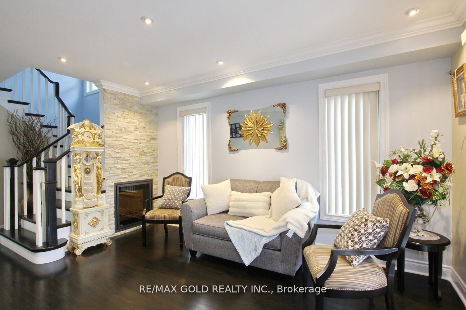 Photo 4 of 3 Oakmeadow Drive, Brampton, Fletcher's Meadow — HOMEH