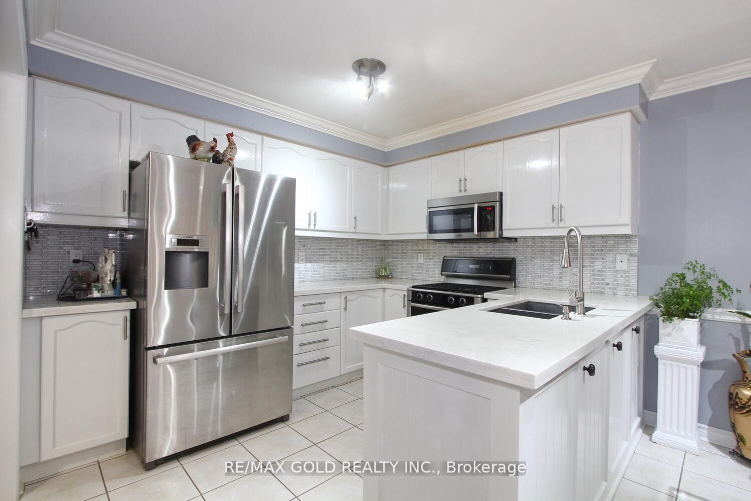 Photo 10 of 3 Oakmeadow Drive, Brampton, Fletcher's Meadow — HOMEH