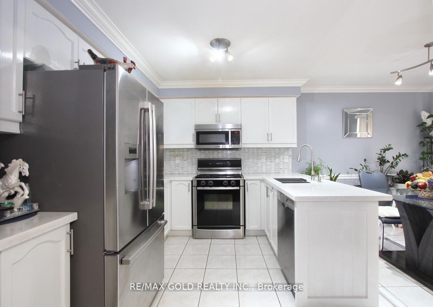 Photo 11 of 3 Oakmeadow Drive, Brampton, Fletcher's Meadow — HOMEH