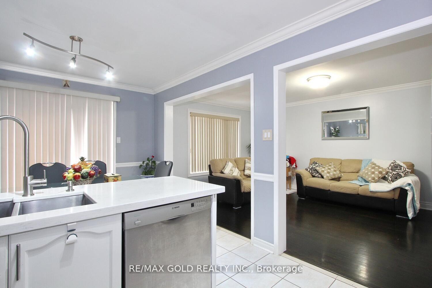 Photo 12 of 3 Oakmeadow Drive, Brampton, Fletcher's Meadow — HOMEH