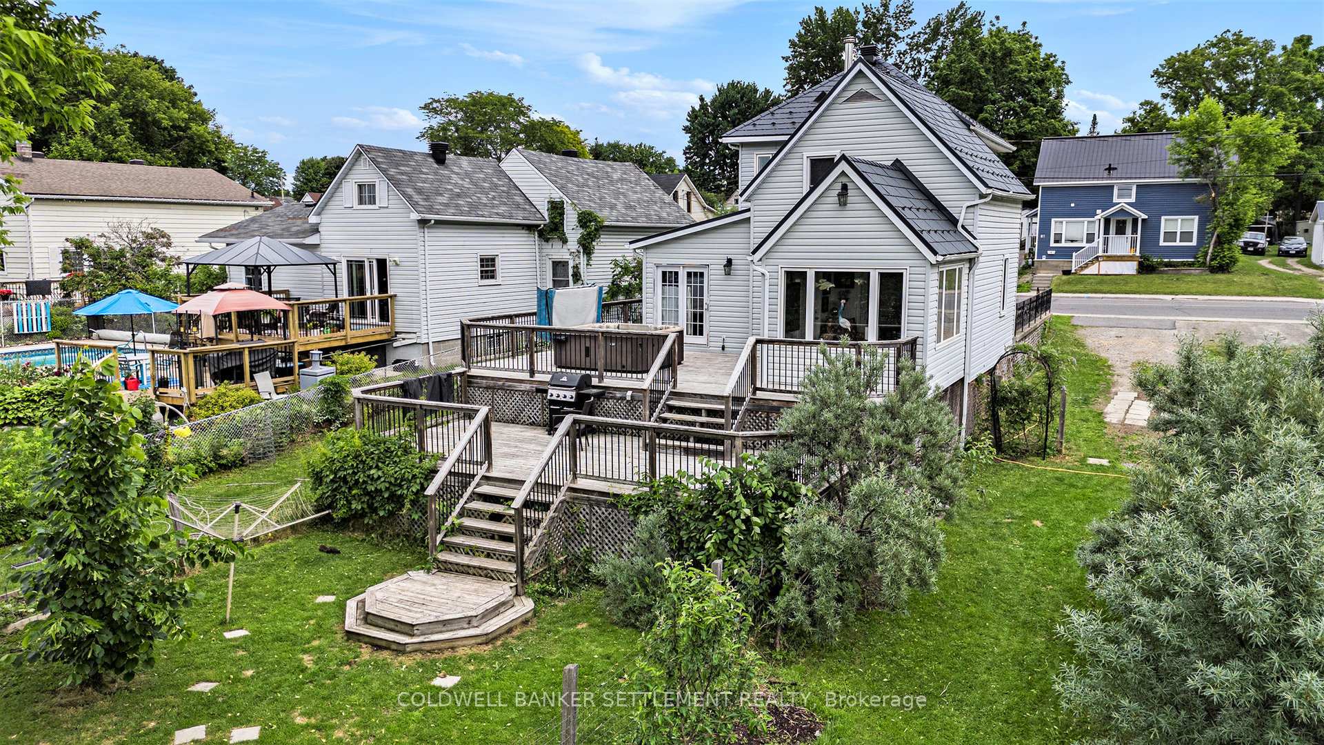 Photo 2 of 80 Queen Street, Smiths Falls — HOMEH