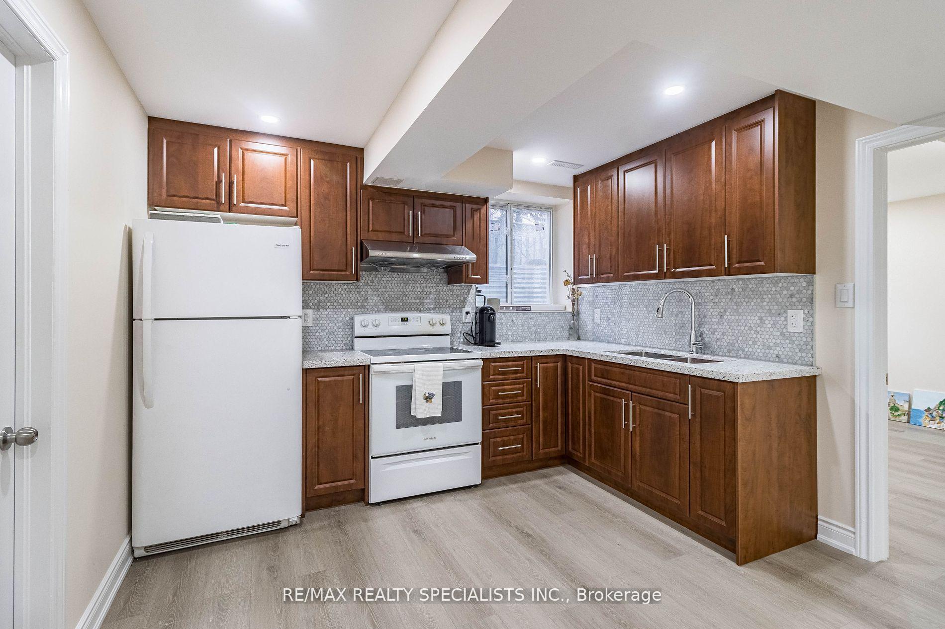 Photo 9 of 17 Poplar Plains Road, Brampton, Fletcher's Meadow — HOMEH
