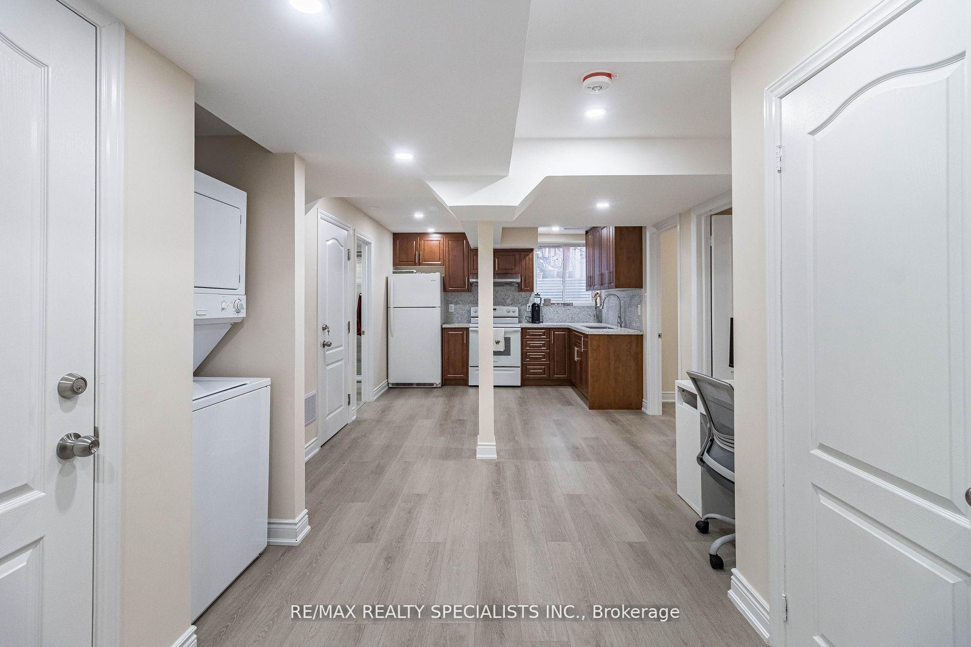 Photo 11 of 17 Poplar Plains Road, Brampton, Fletcher's Meadow — HOMEH