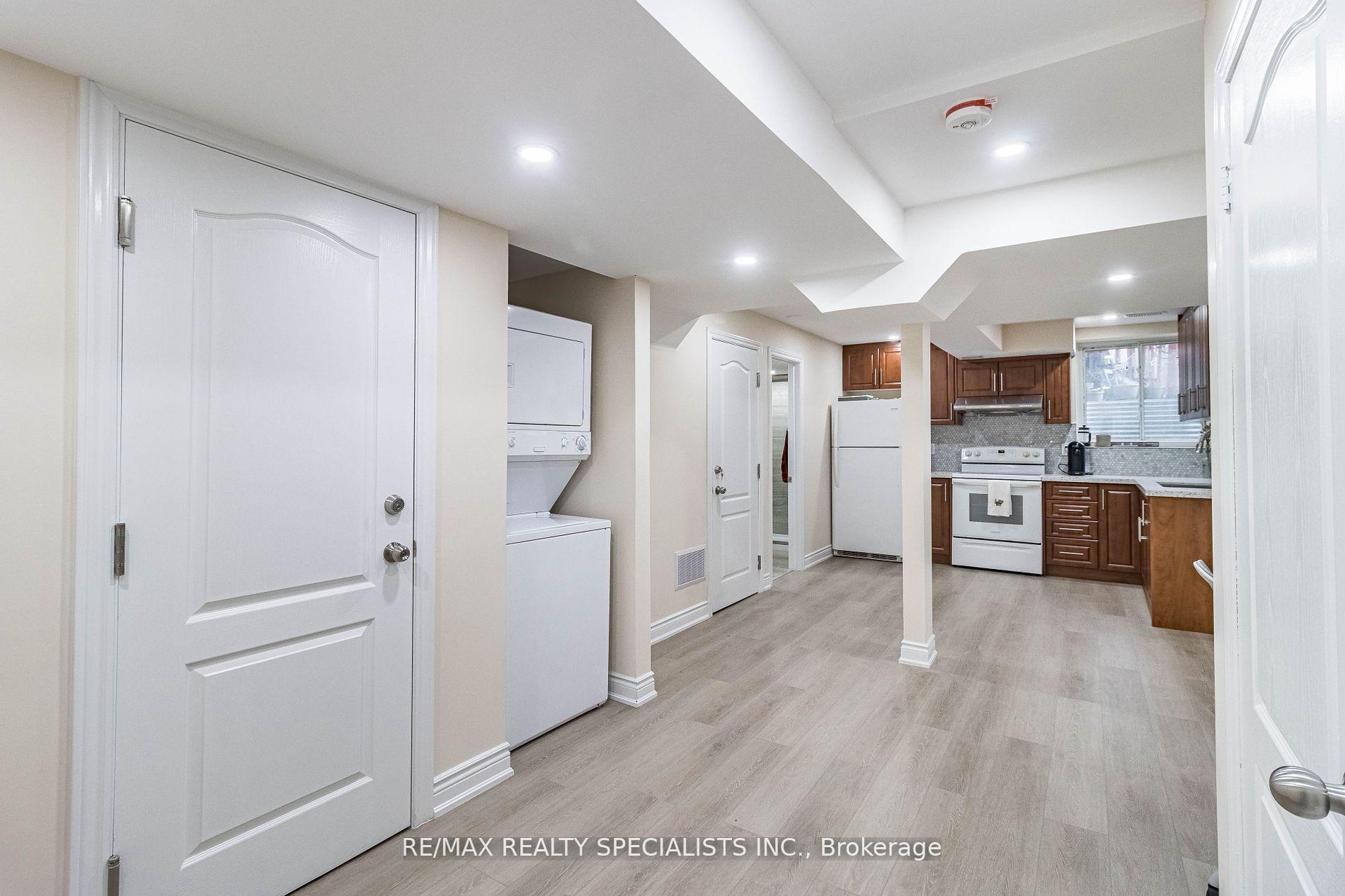 Photo 2 of 17 Poplar Plains Road, Brampton, Fletcher's Meadow — HOMEH