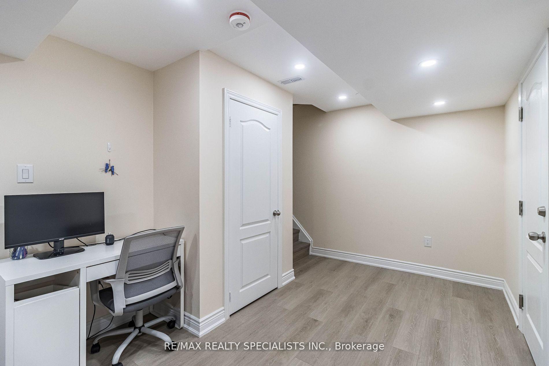 Photo 15 of 17 Poplar Plains Road, Brampton, Fletcher's Meadow — HOMEH