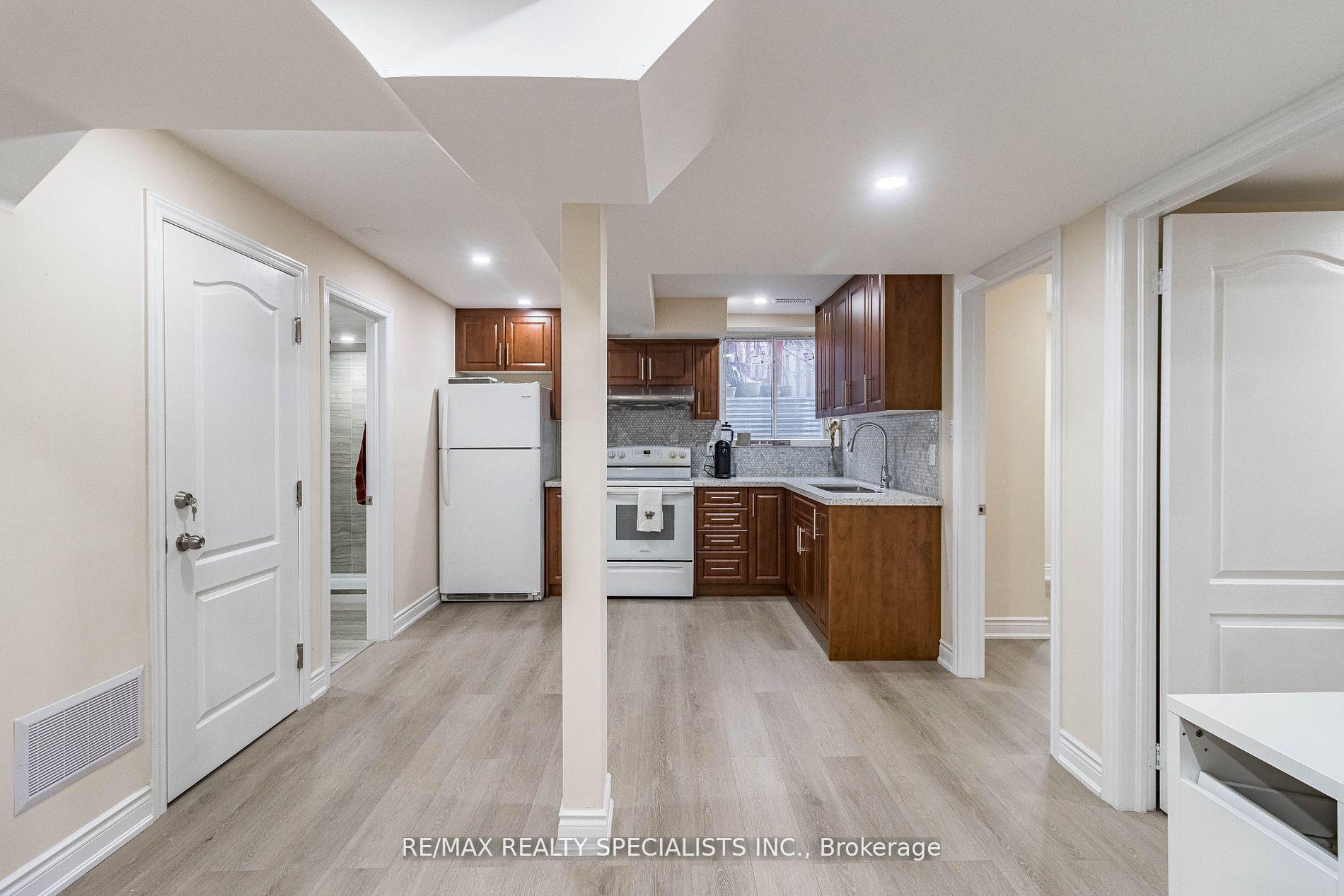 Photo 3 of 17 Poplar Plains Road, Brampton, Fletcher's Meadow — HOMEH