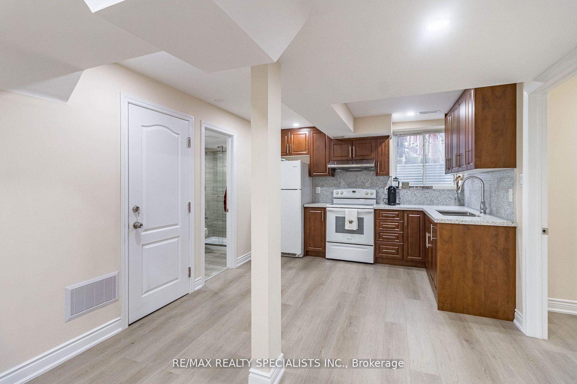 Photo 5 of 17 Poplar Plains Road, Brampton, Fletcher's Meadow — HOMEH