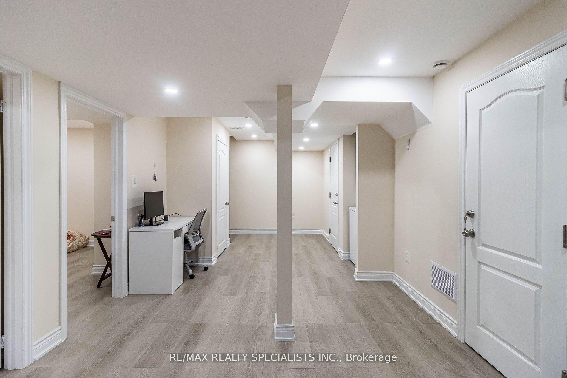 Photo 16 of 17 Poplar Plains Road, Brampton, Fletcher's Meadow — HOMEH