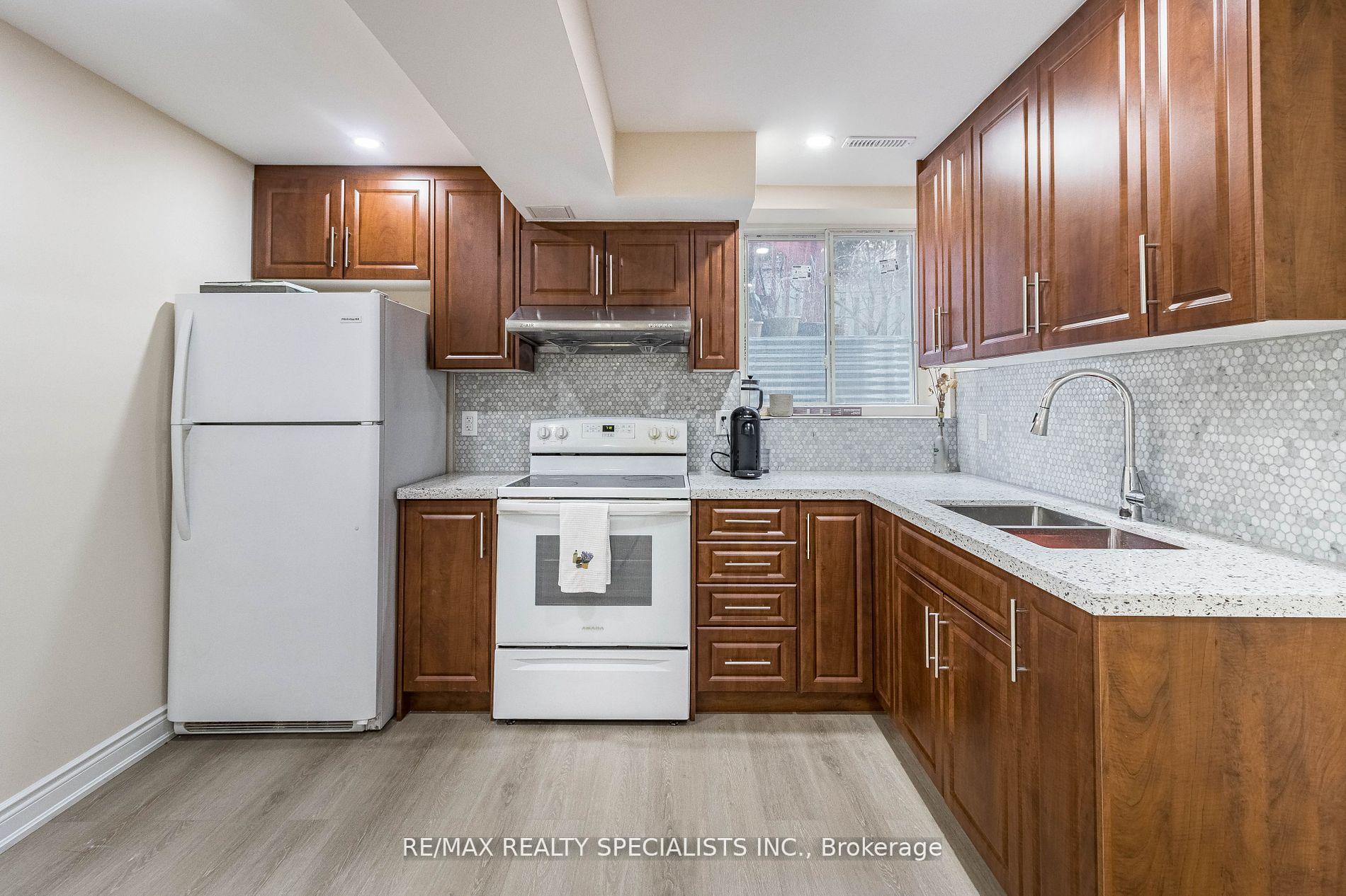 Photo 10 of 17 Poplar Plains Road, Brampton, Fletcher's Meadow — HOMEH