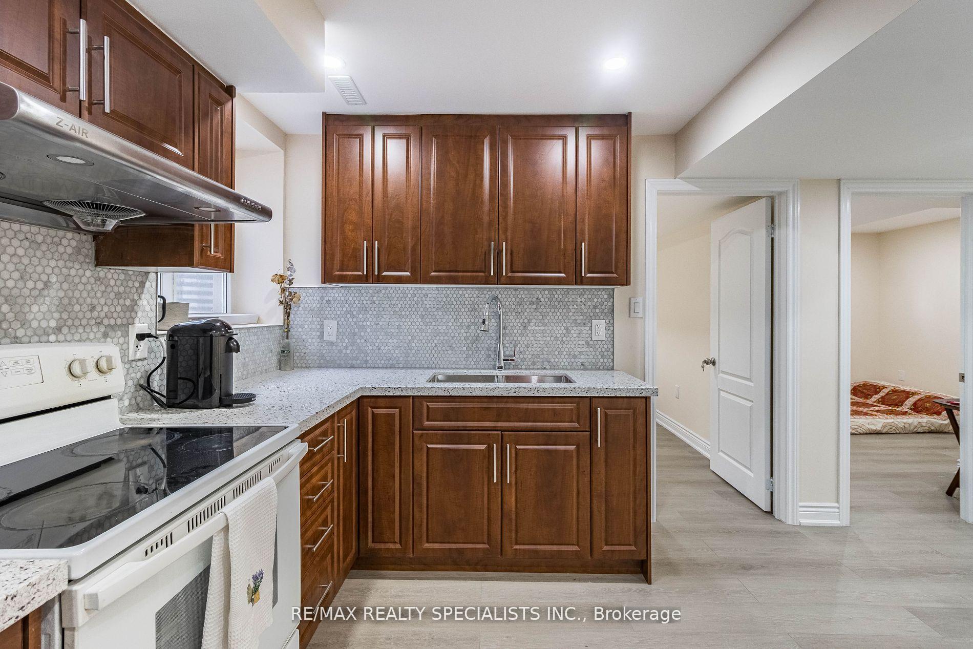 Photo 14 of 17 Poplar Plains Road, Brampton, Fletcher's Meadow — HOMEH