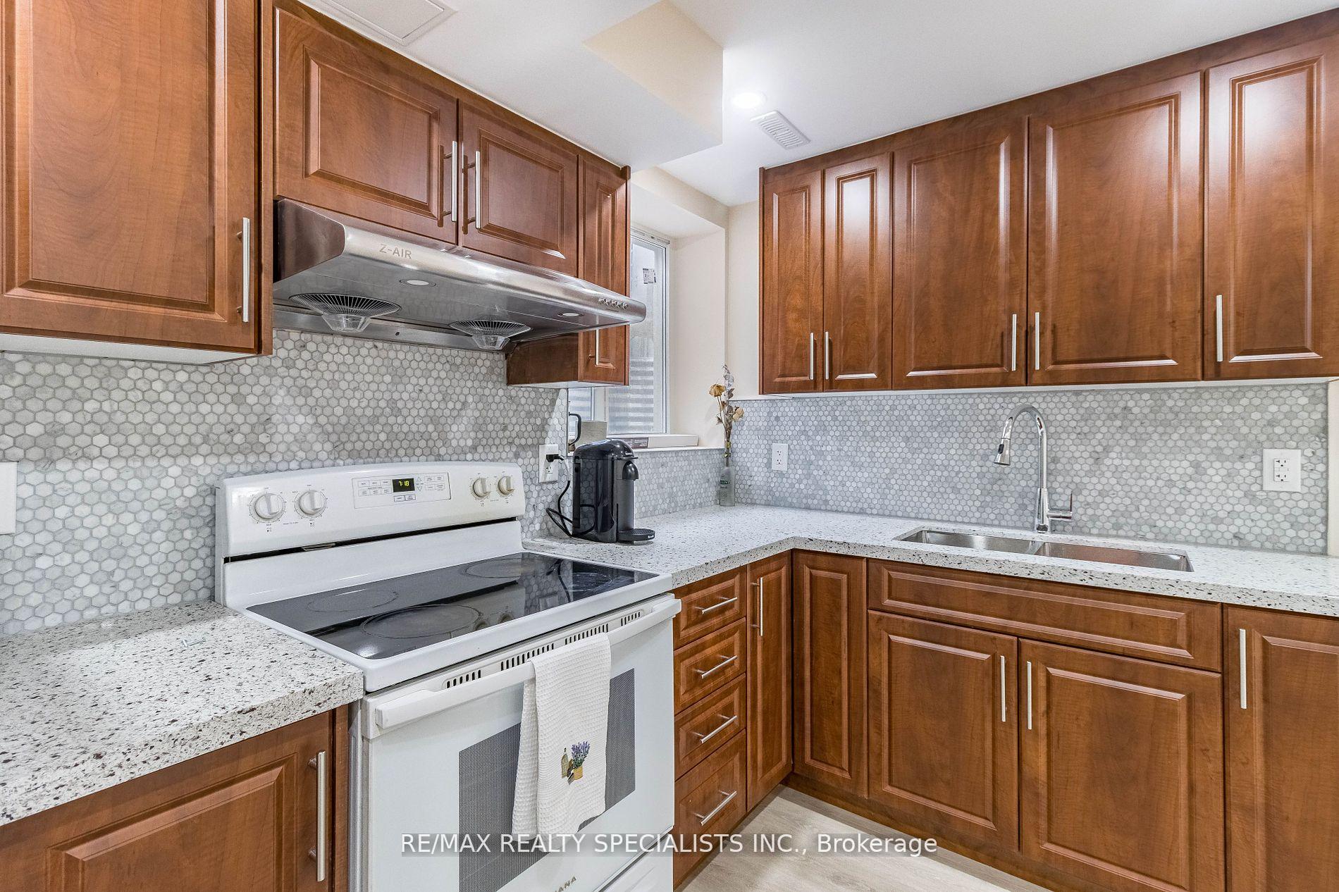 Photo 7 of 17 Poplar Plains Road, Brampton, Fletcher's Meadow — HOMEH