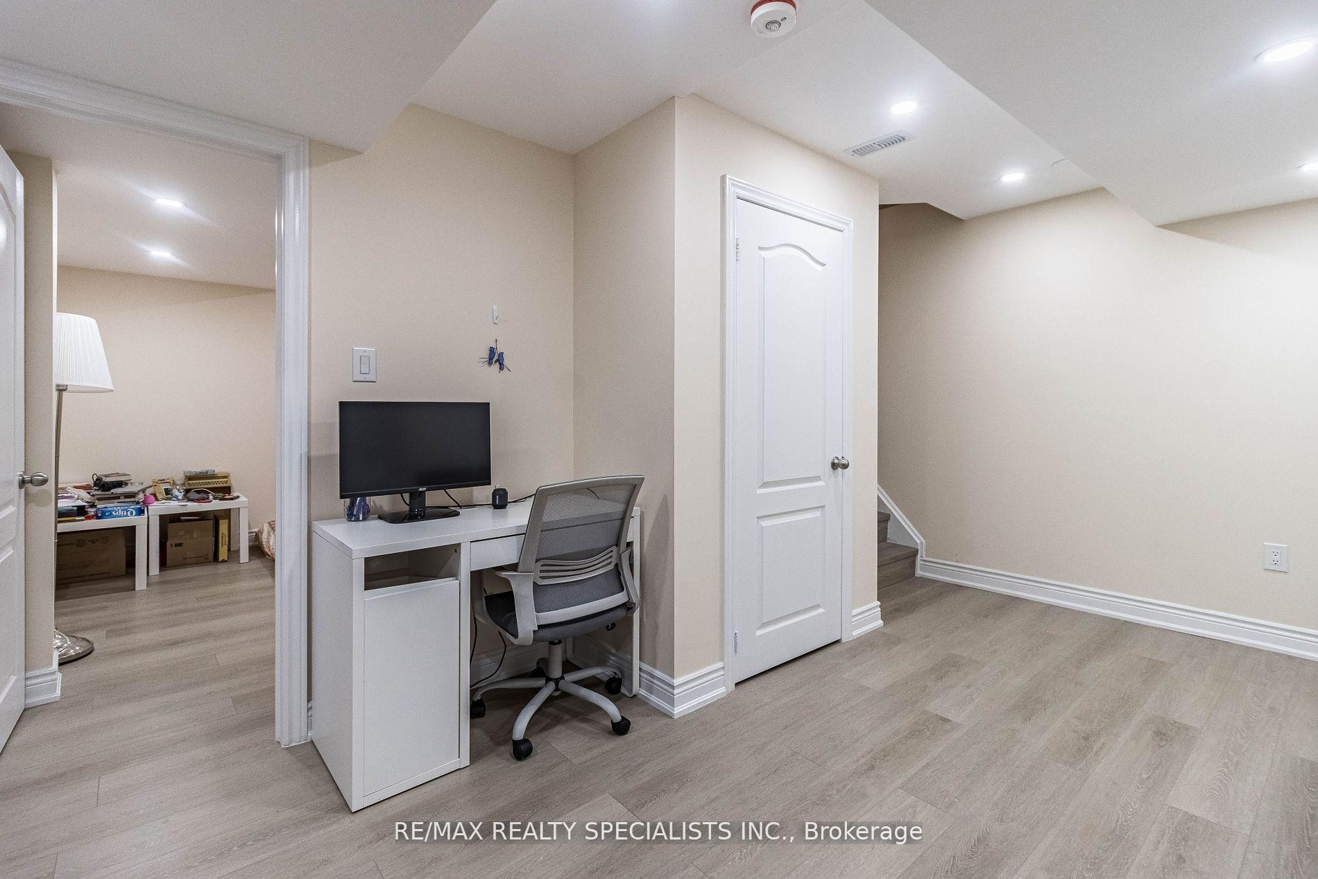 Photo 8 of 17 Poplar Plains Road, Brampton, Fletcher's Meadow — HOMEH