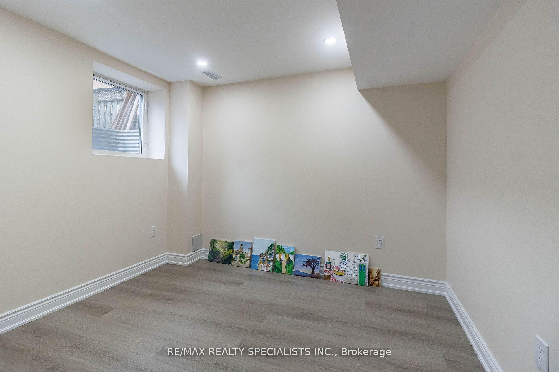 Photo 12 of 17 Poplar Plains Road, Brampton, Fletcher's Meadow — HOMEH