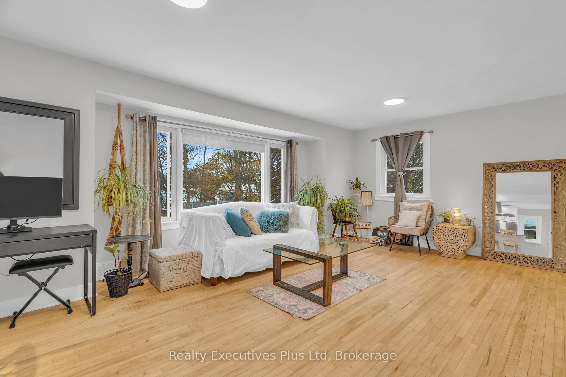 Photo 12 of 20 Summit Crescent, Guelph, Exhibition Park — HOMEH