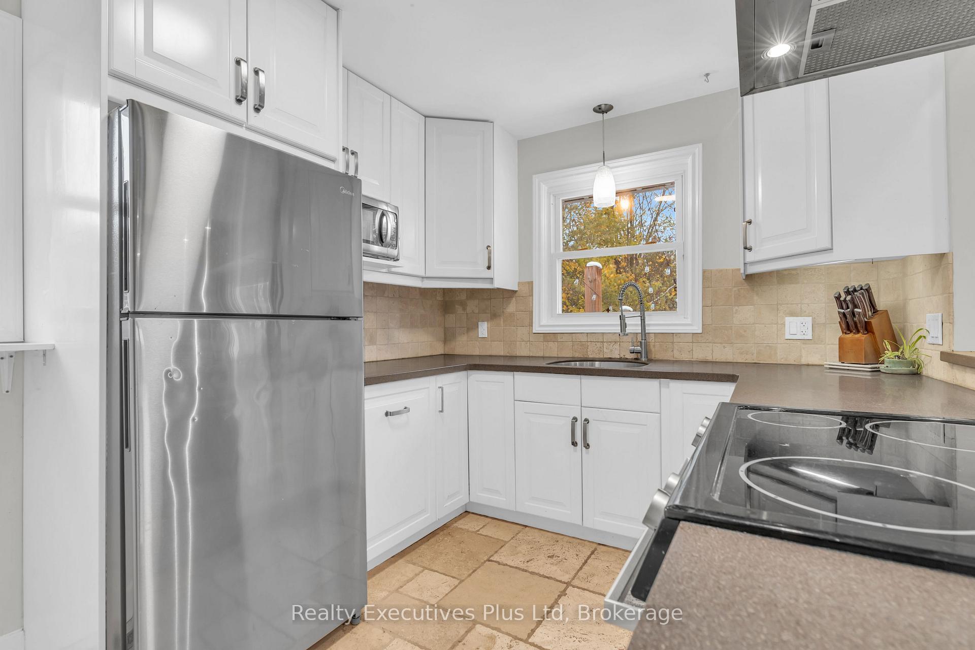 Photo 16 of 20 Summit Crescent, Guelph, Exhibition Park — HOMEH