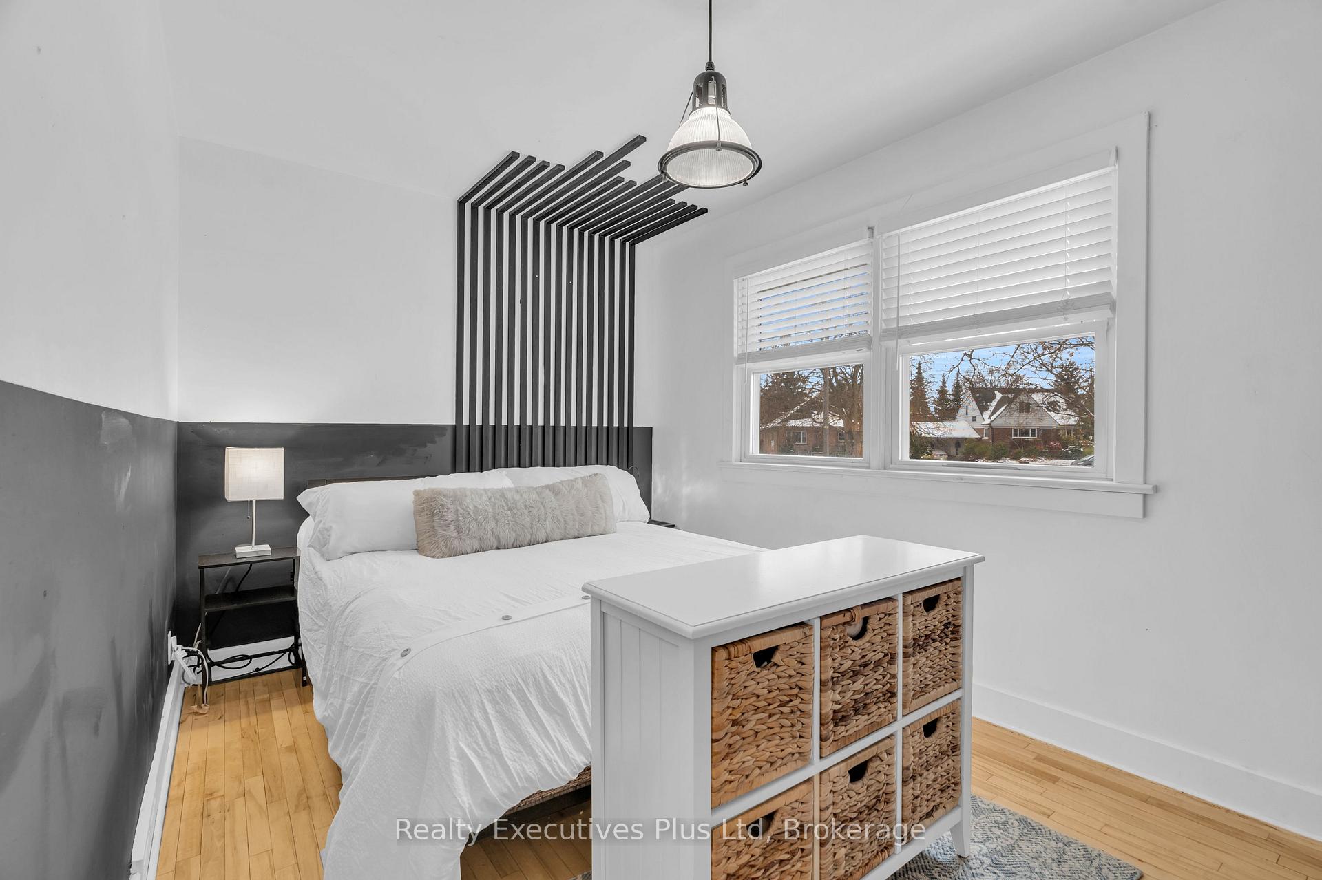 Photo 18 of 20 Summit Crescent, Guelph, Exhibition Park — HOMEH