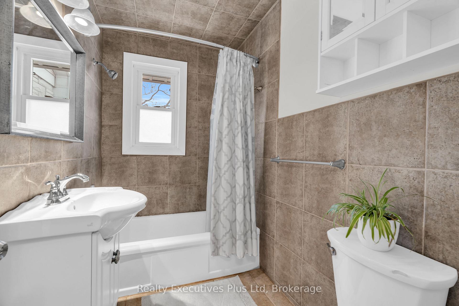 Photo 19 of 20 Summit Crescent, Guelph, Exhibition Park — HOMEH