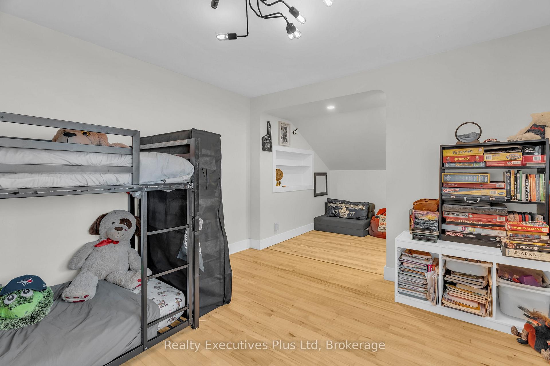 Photo 21 of 20 Summit Crescent, Guelph, Exhibition Park — HOMEH