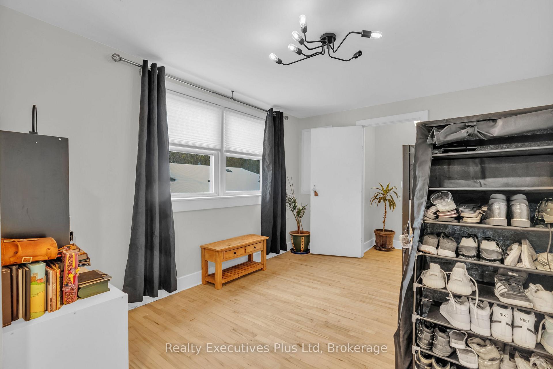 Photo 23 of 20 Summit Crescent, Guelph, Exhibition Park — HOMEH