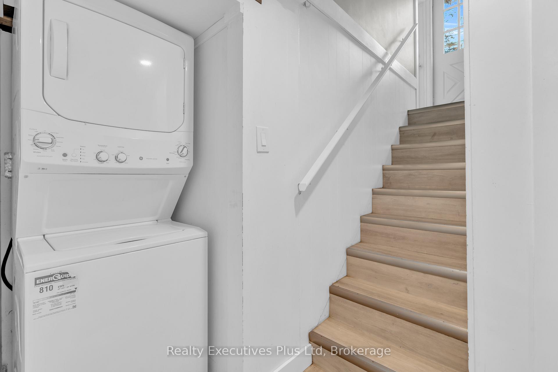 Photo 24 of 20 Summit Crescent, Guelph, Exhibition Park — HOMEH