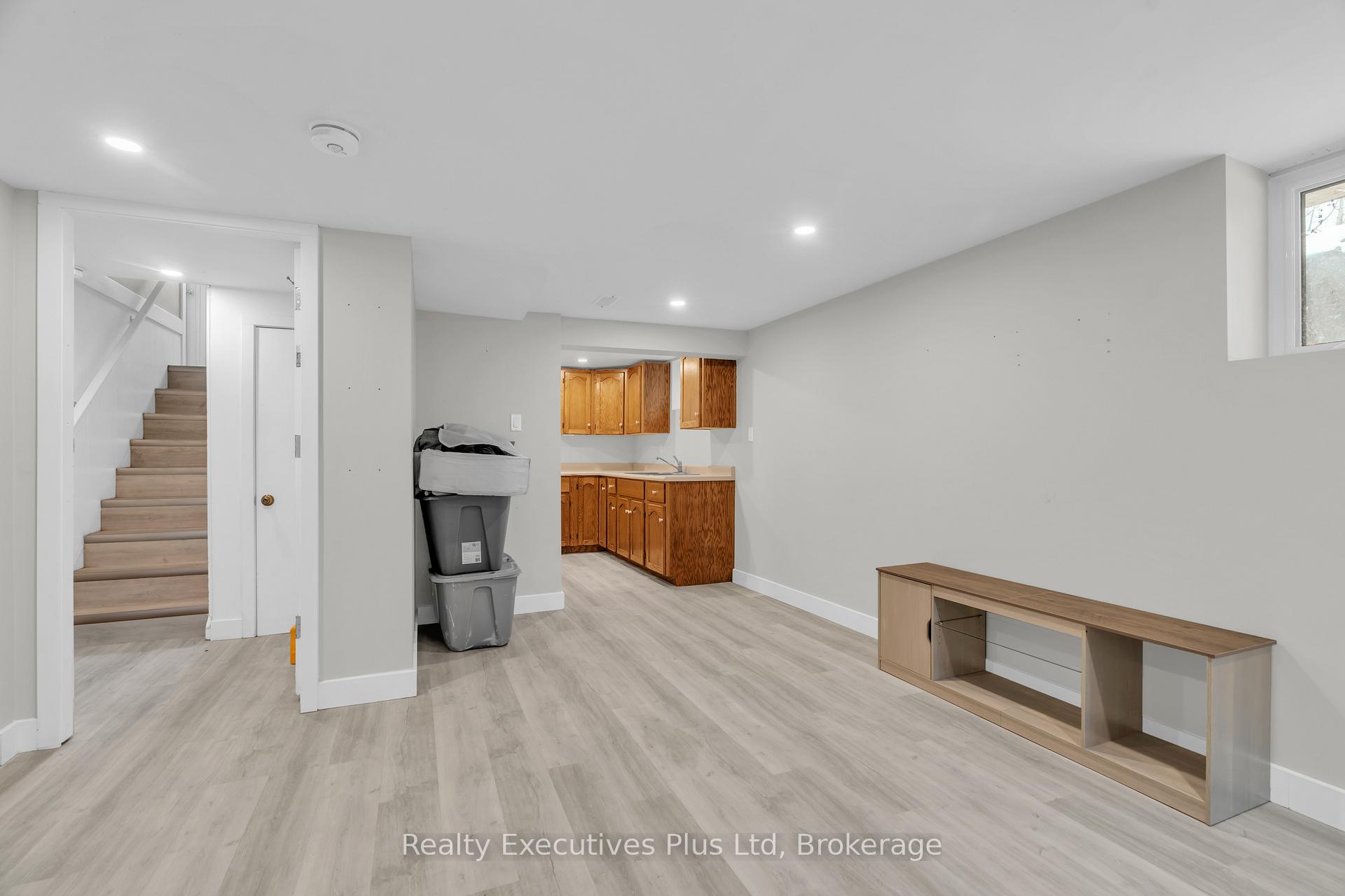 Photo 26 of 20 Summit Crescent, Guelph, Exhibition Park — HOMEH