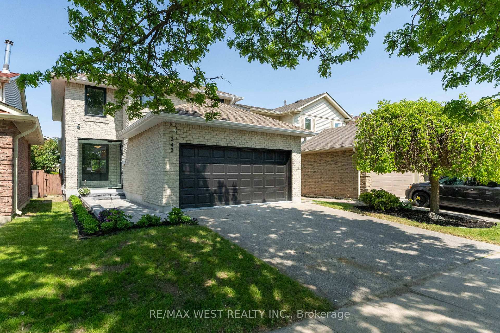 Photo 3 of 343 Mullen Drive, Vaughan, Brownridge — HOMEH