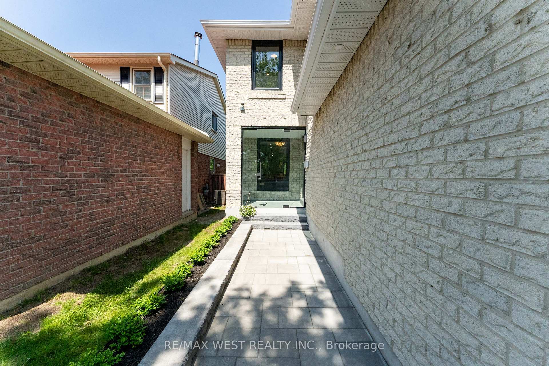 Photo 4 of 343 Mullen Drive, Vaughan, Brownridge — HOMEH