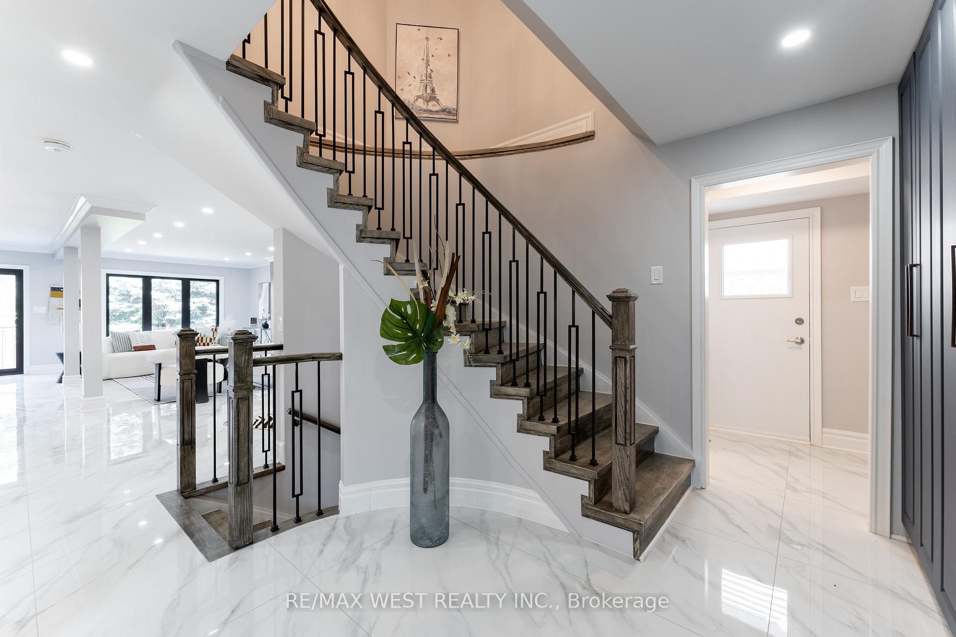 Photo 6 of 343 Mullen Drive, Vaughan, Brownridge — HOMEH