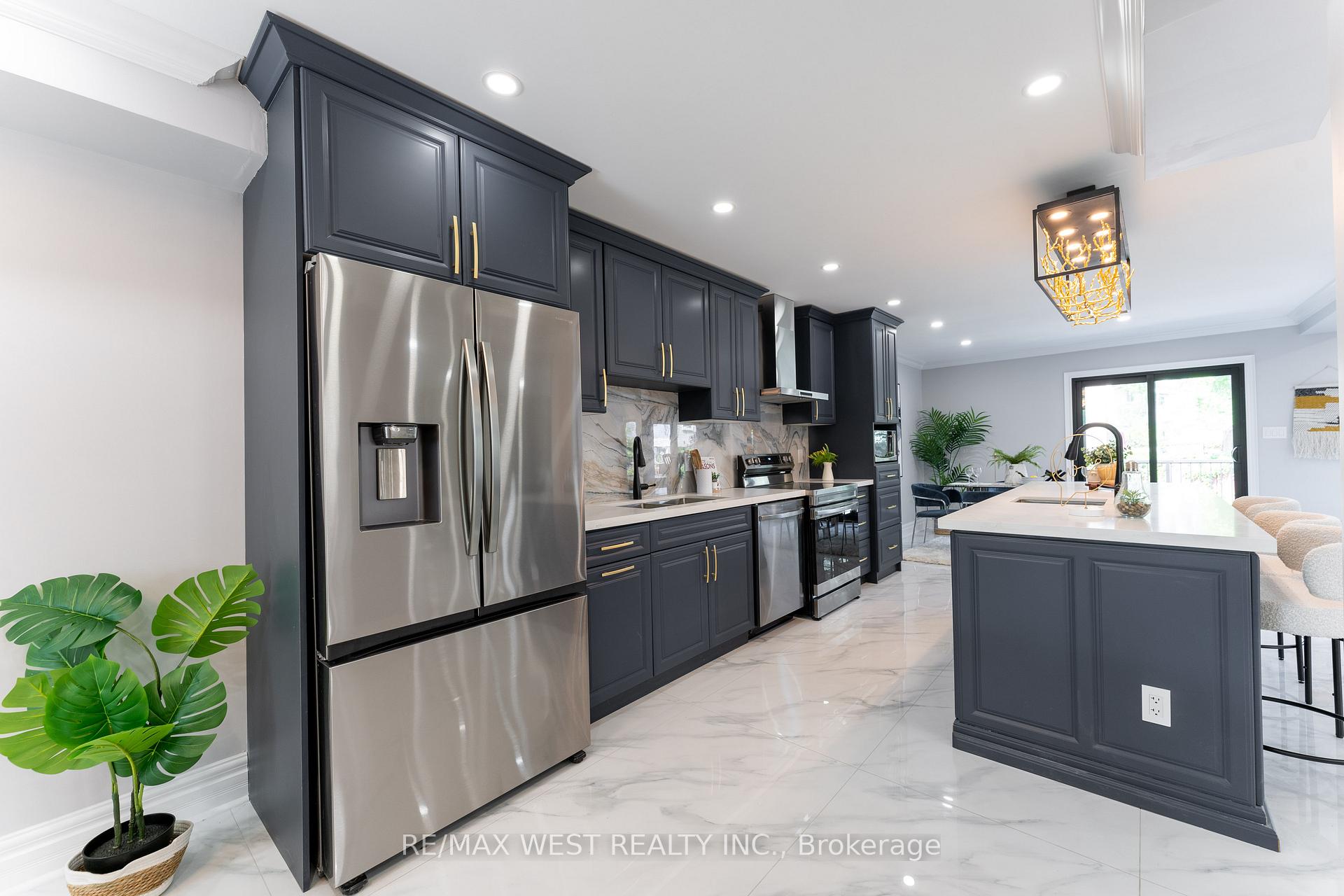 Photo 7 of 343 Mullen Drive, Vaughan, Brownridge — HOMEH