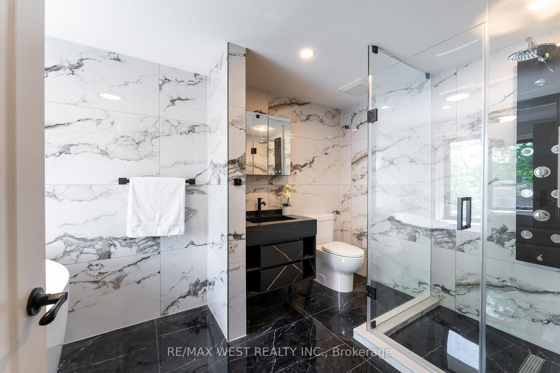 Photo 22 of 343 Mullen Drive, Vaughan, Brownridge — HOMEH