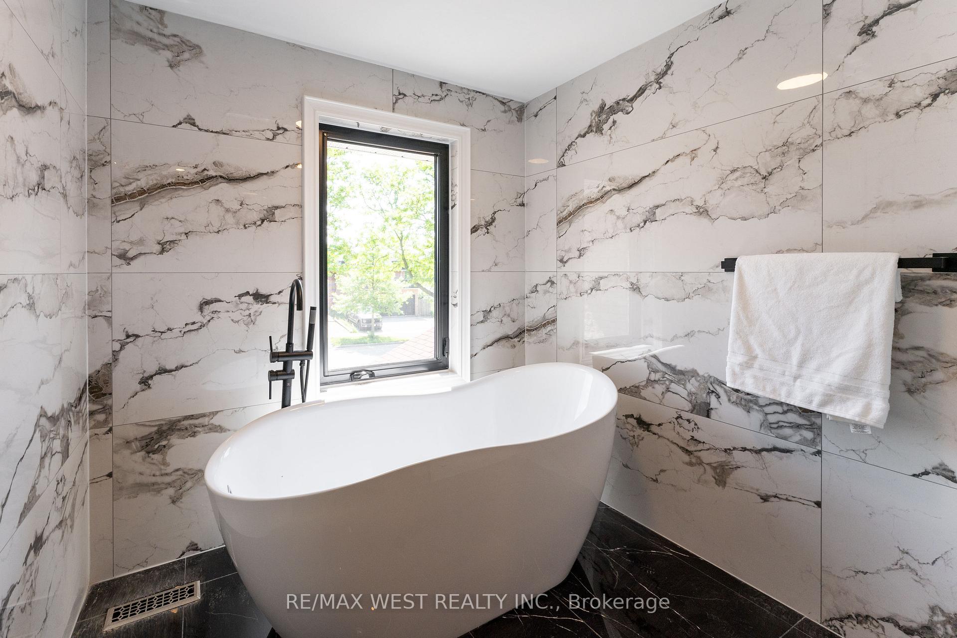 Photo 23 of 343 Mullen Drive, Vaughan, Brownridge — HOMEH