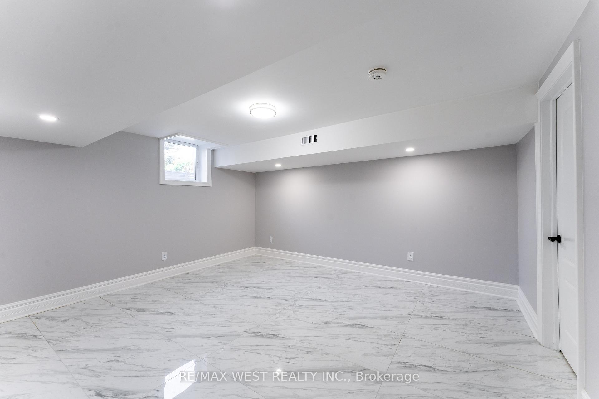 Photo 36 of 343 Mullen Drive, Vaughan, Brownridge — HOMEH