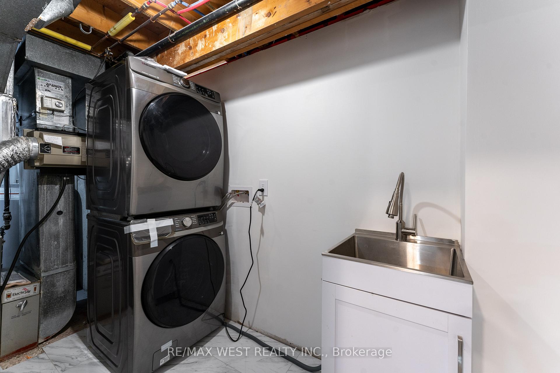 Photo 40 of 343 Mullen Drive, Vaughan, Brownridge — HOMEH