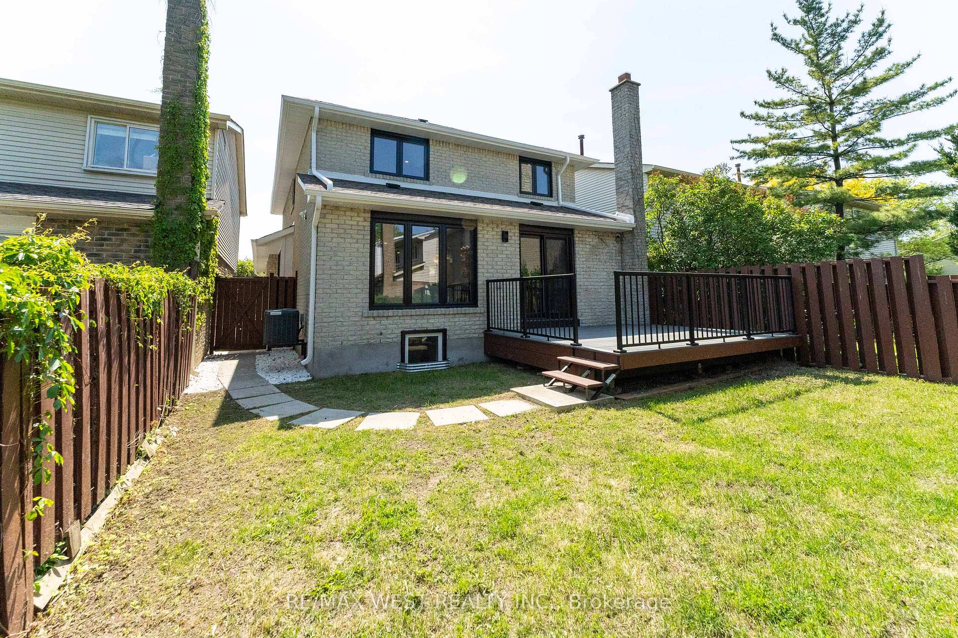 Photo 43 of 343 Mullen Drive, Vaughan, Brownridge — HOMEH