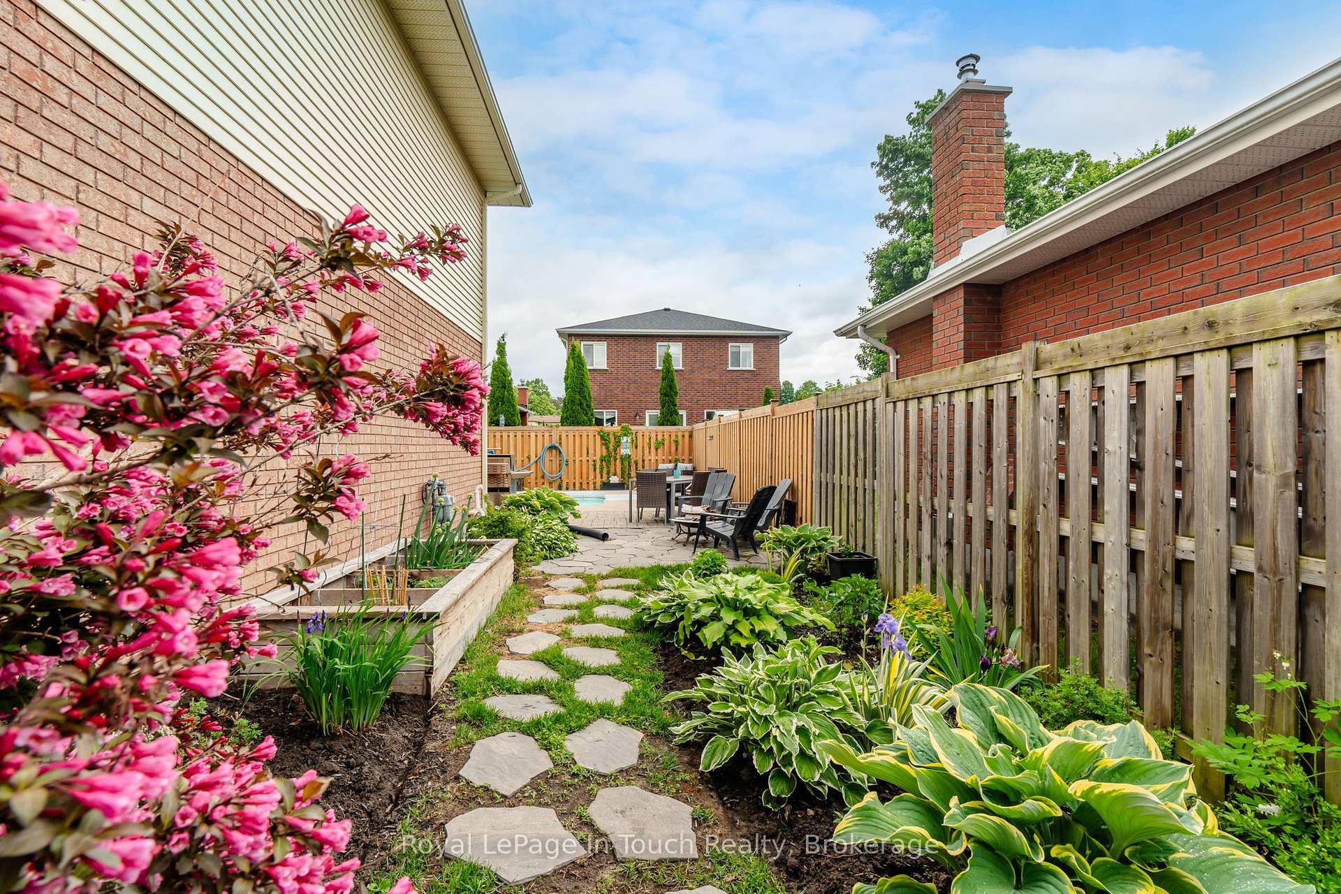 Photo 14 of 215 Margaret Street, Midland — HOMEH