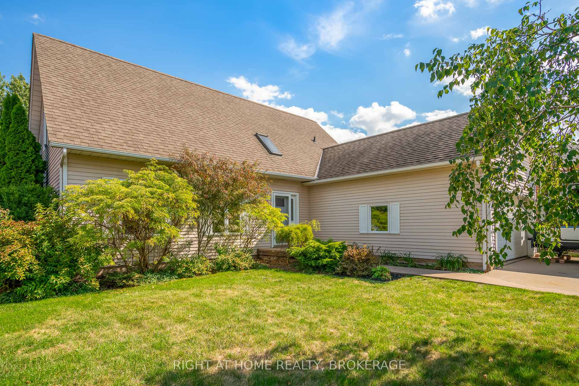 Photo 3 of 11 N Service Road, Grimsby, Grimsby Beach — HOMEH