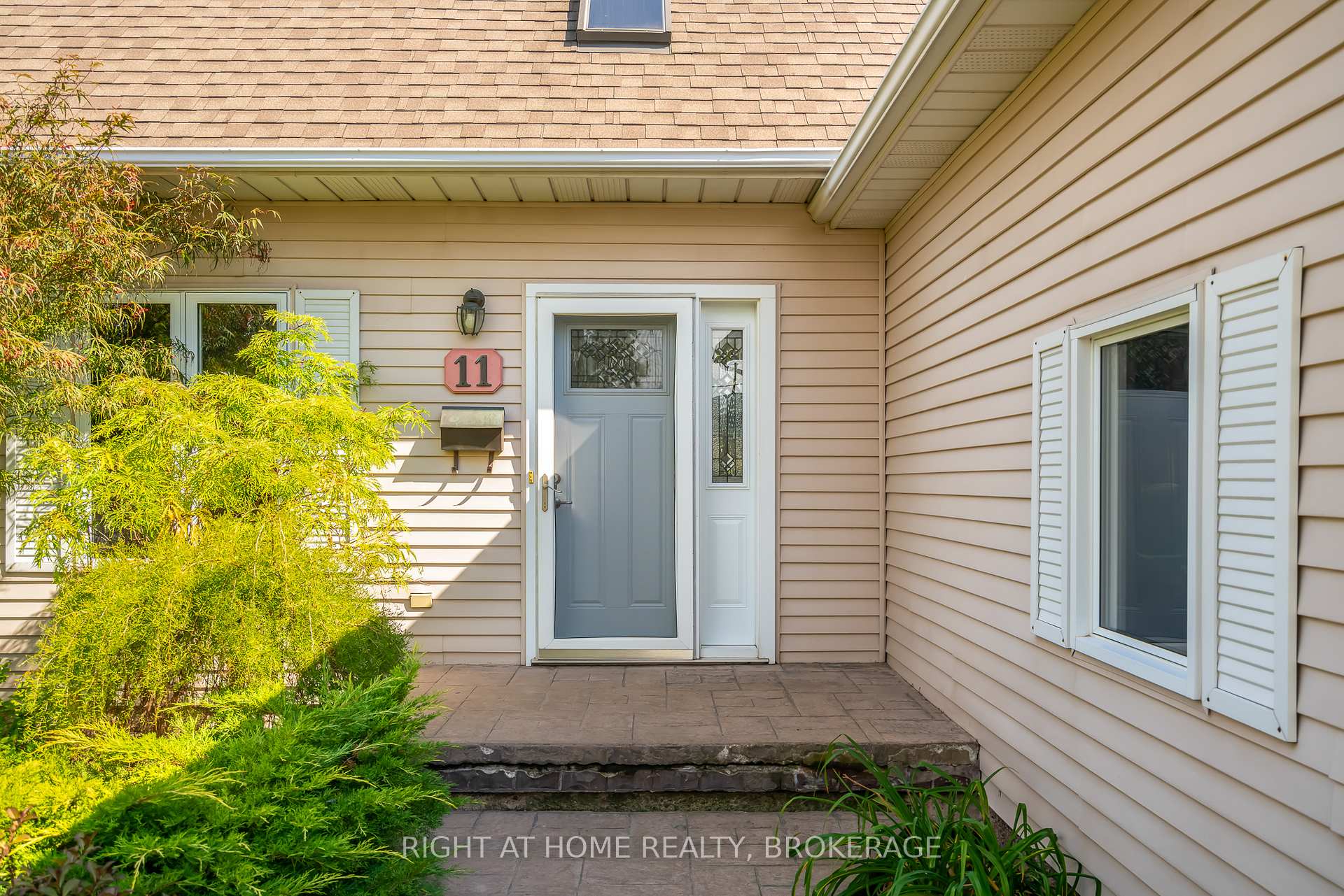 Photo 4 of 11 N Service Road, Grimsby, Grimsby Beach — HOMEH