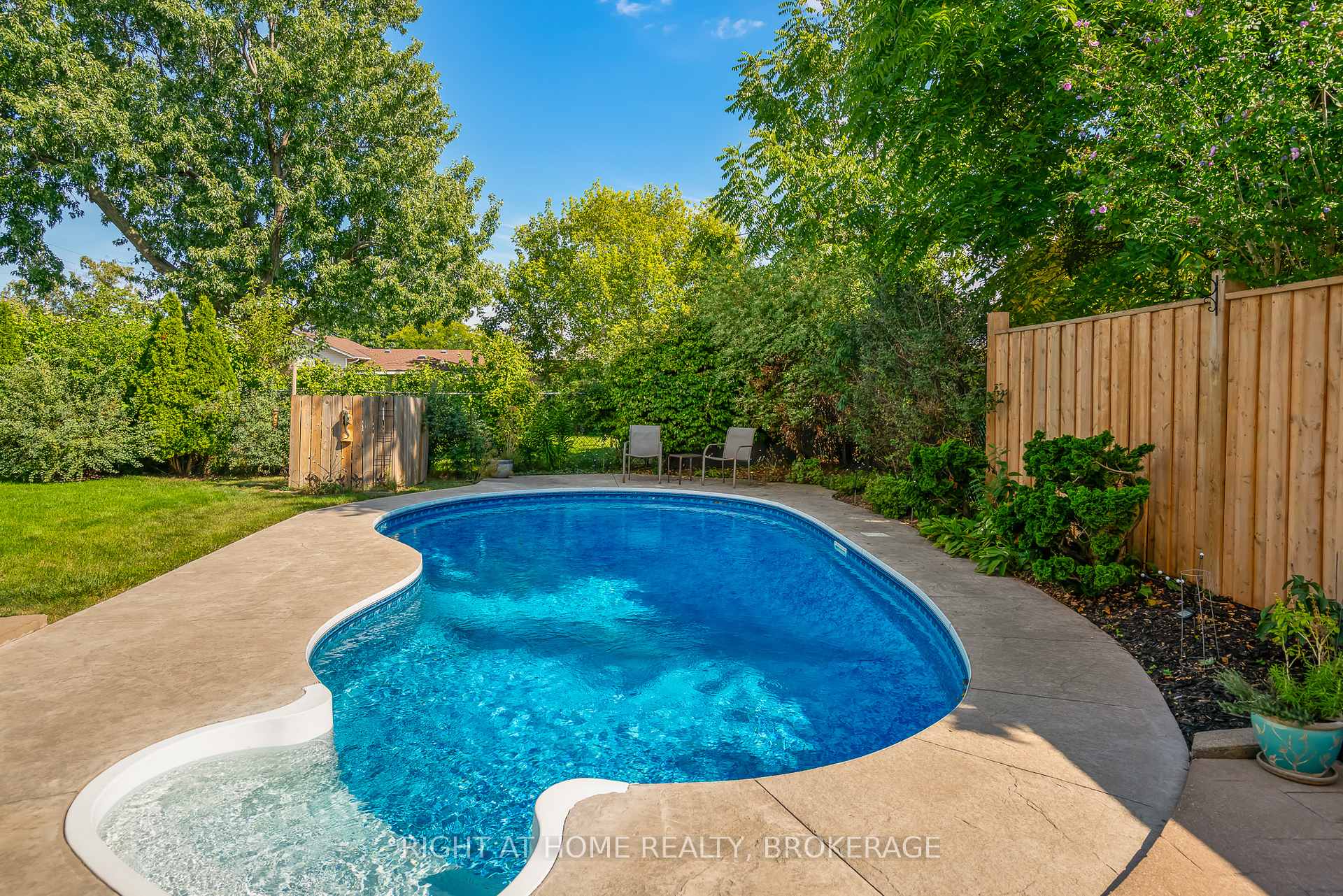 Photo 7 of 11 N Service Road, Grimsby, Grimsby Beach — HOMEH
