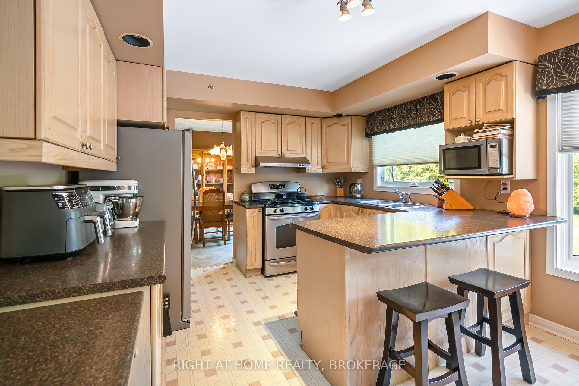 Photo 21 of 11 N Service Road, Grimsby, Grimsby Beach — HOMEH