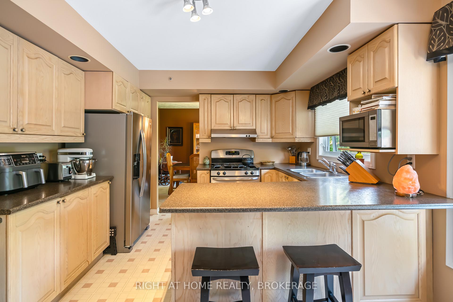 Photo 22 of 11 N Service Road, Grimsby, Grimsby Beach — HOMEH