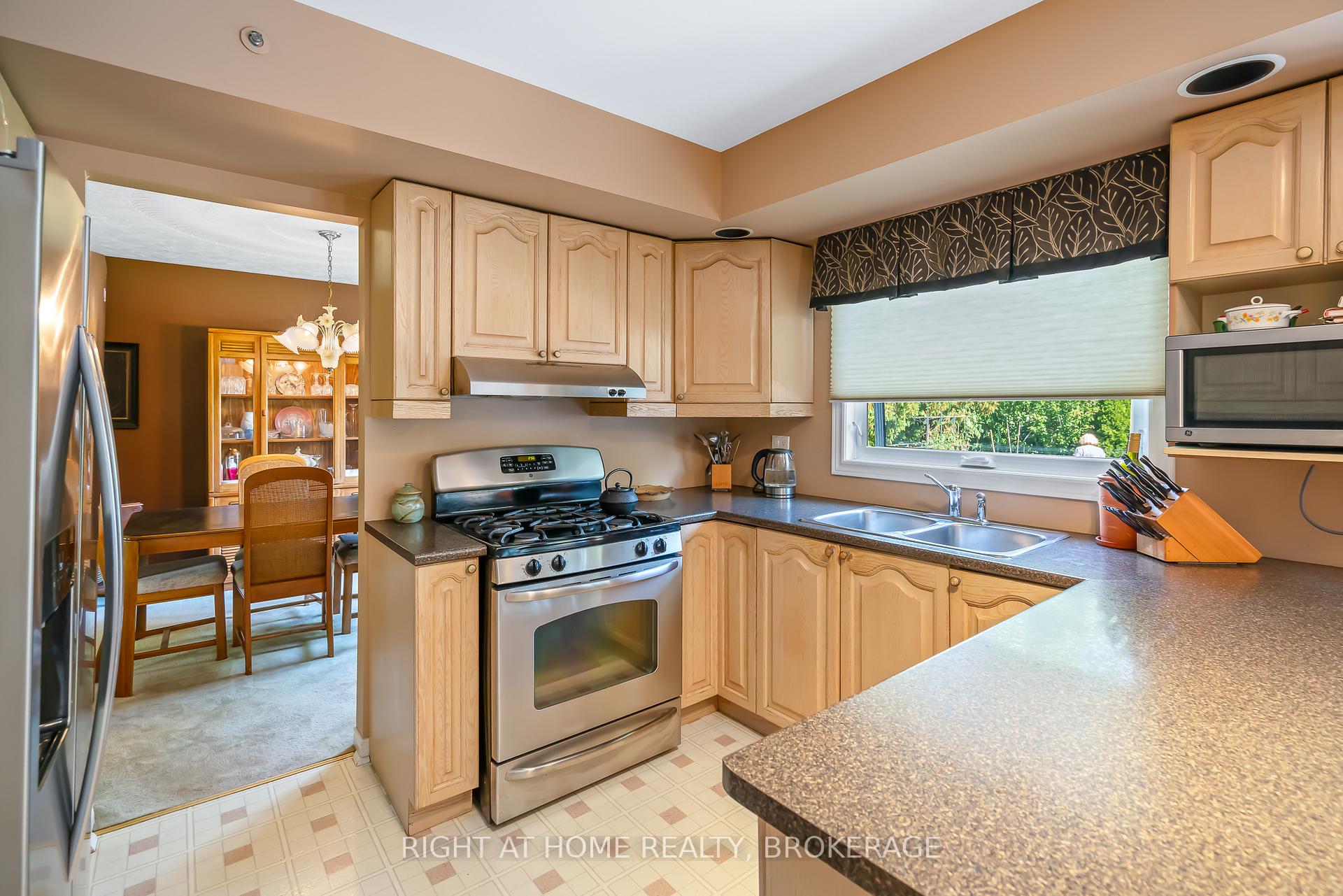 Photo 23 of 11 N Service Road, Grimsby, Grimsby Beach — HOMEH
