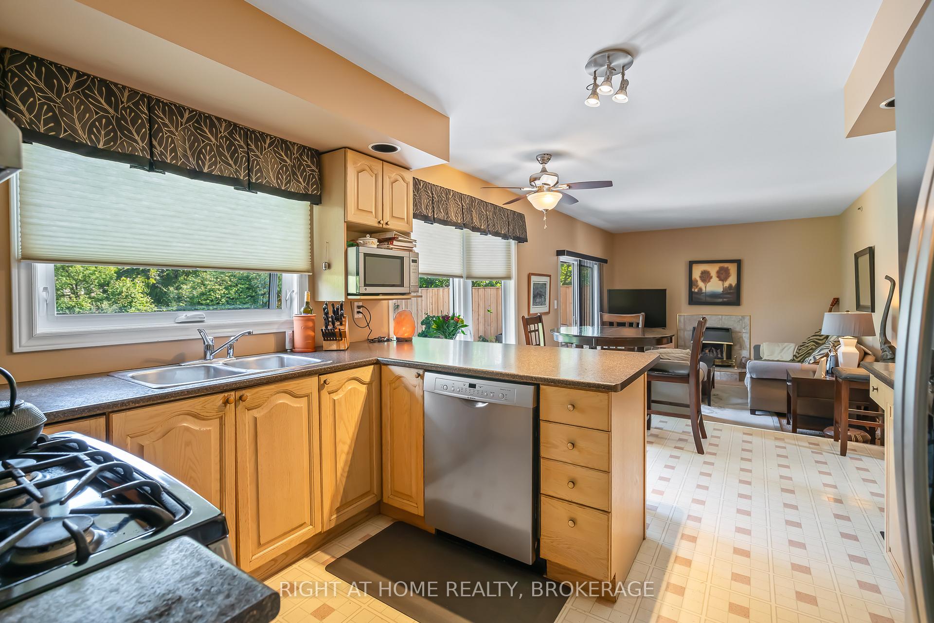 Photo 24 of 11 N Service Road, Grimsby, Grimsby Beach — HOMEH