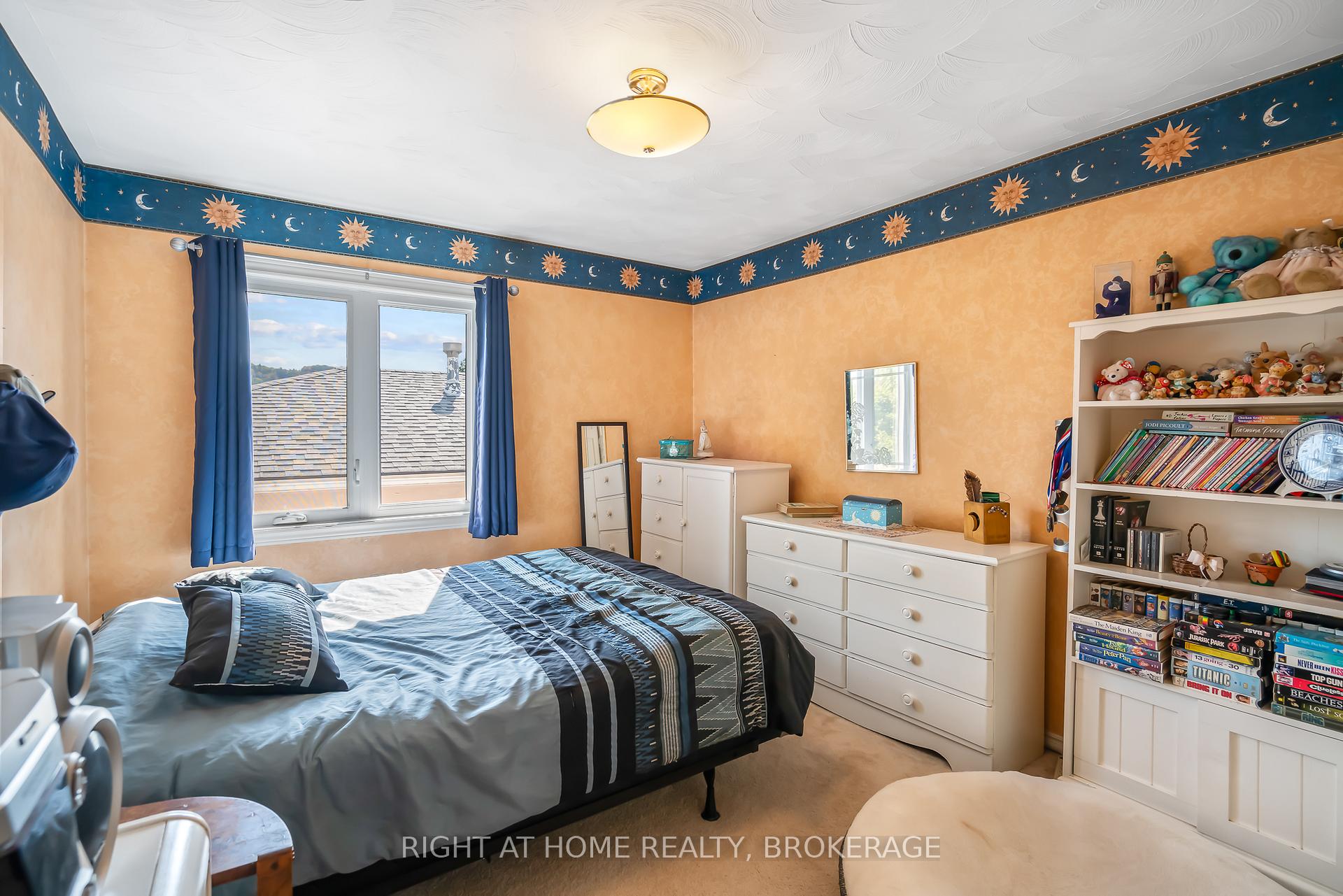 Photo 33 of 11 N Service Road, Grimsby, Grimsby Beach — HOMEH