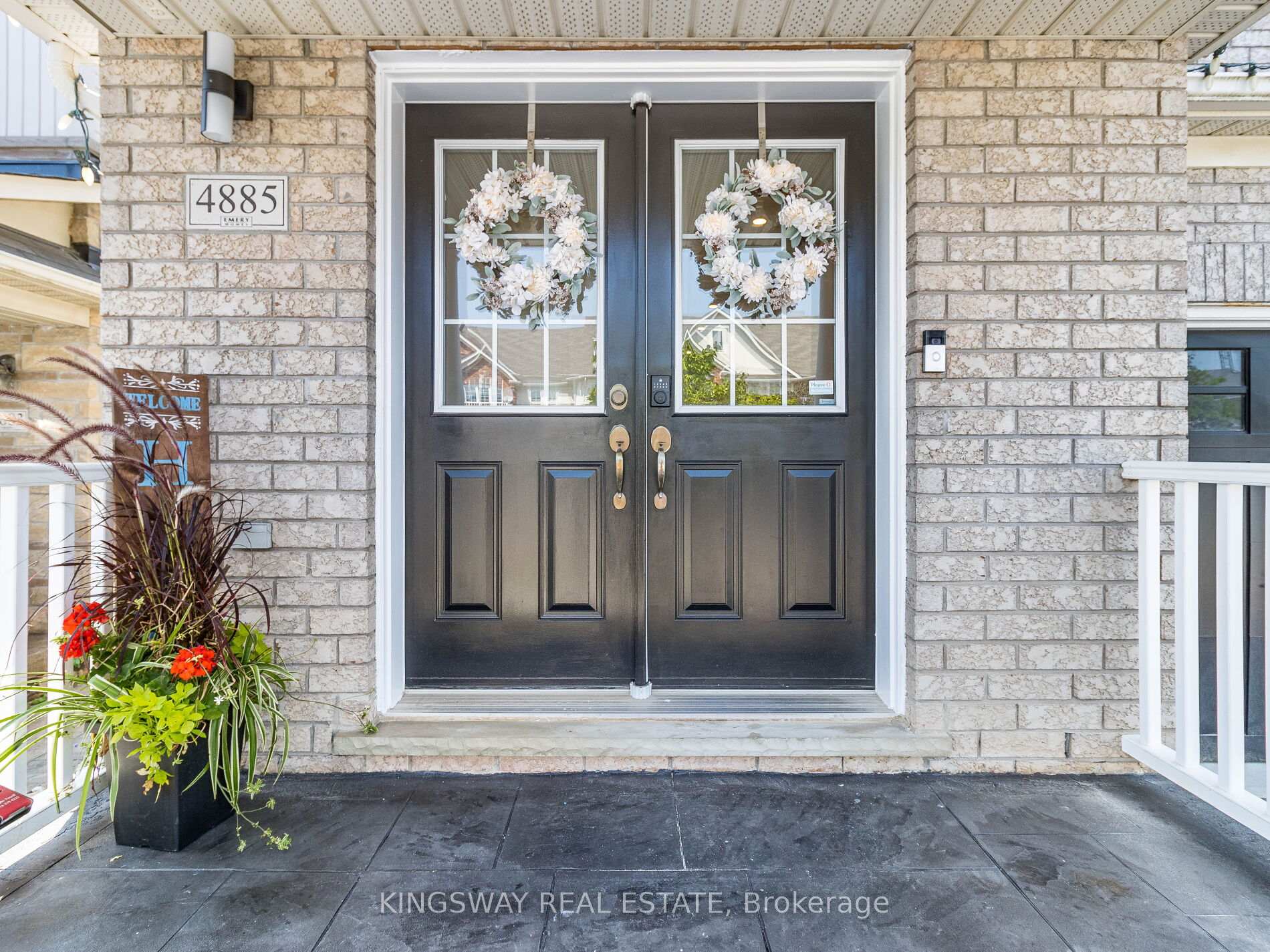Photo 3 of 4885 Capri Crescent, Burlington, Alton — HOMEH