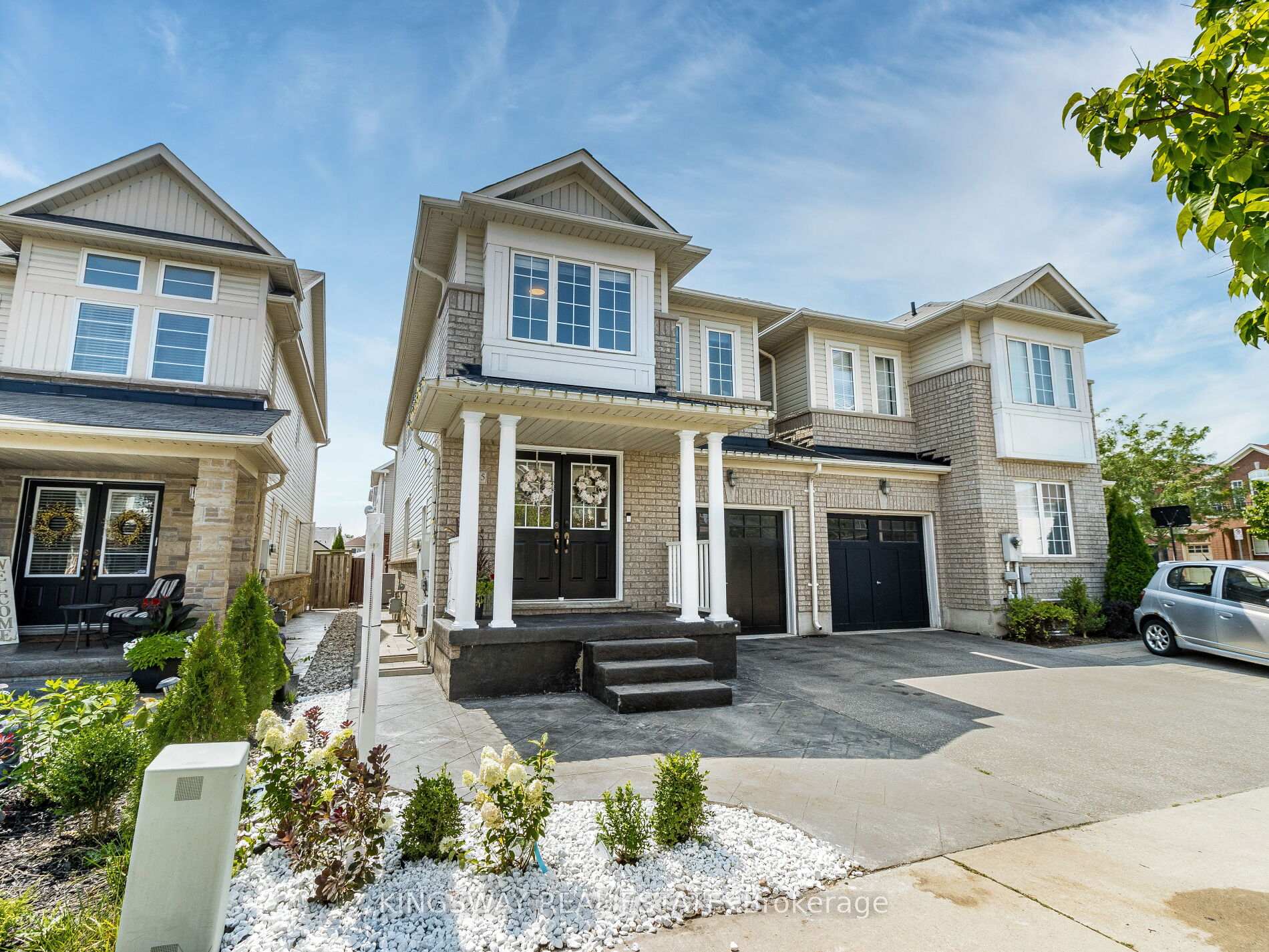 Photo 4 of 4885 Capri Crescent, Burlington, Alton — HOMEH