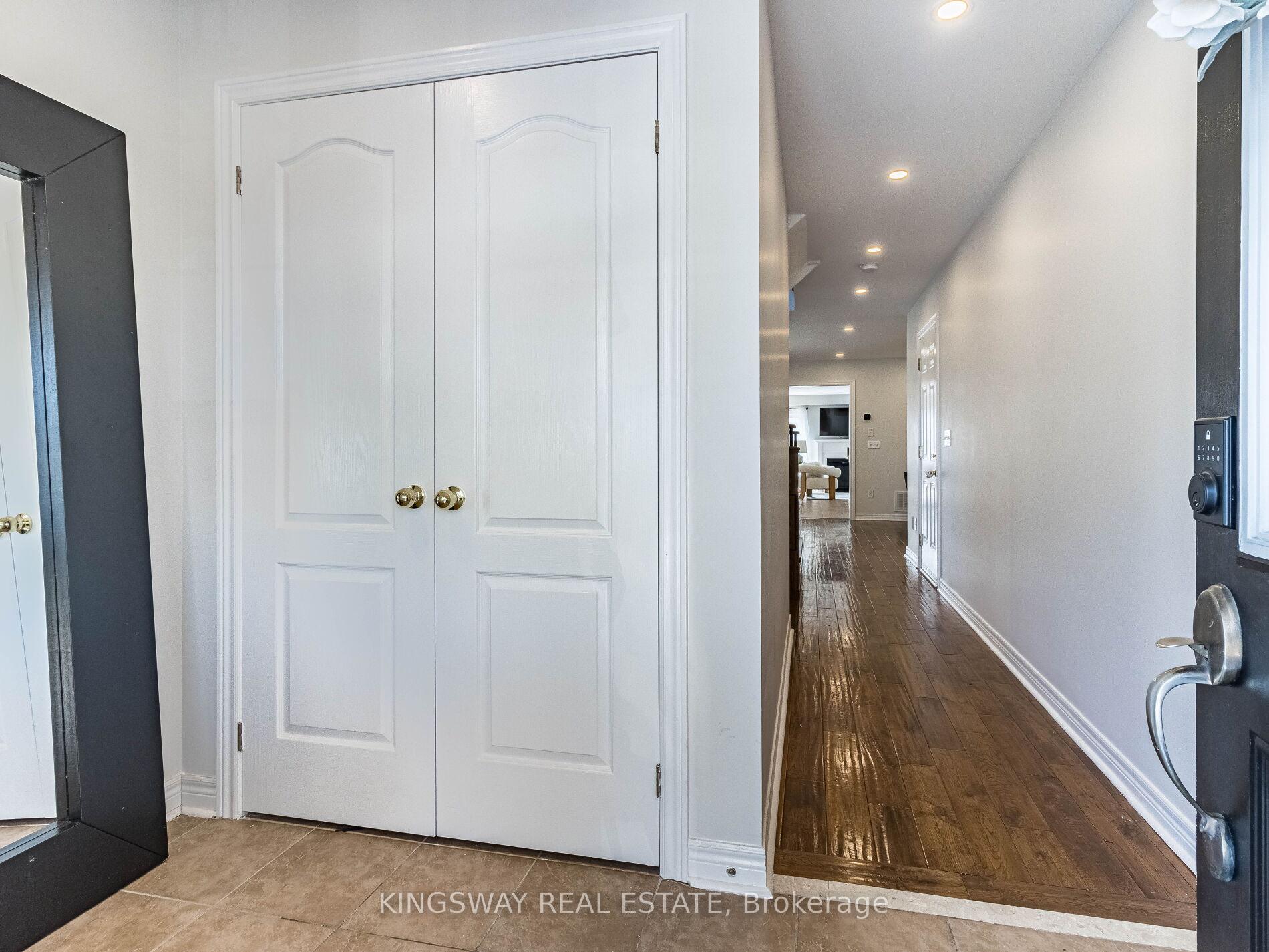 Photo 5 of 4885 Capri Crescent, Burlington, Alton — HOMEH