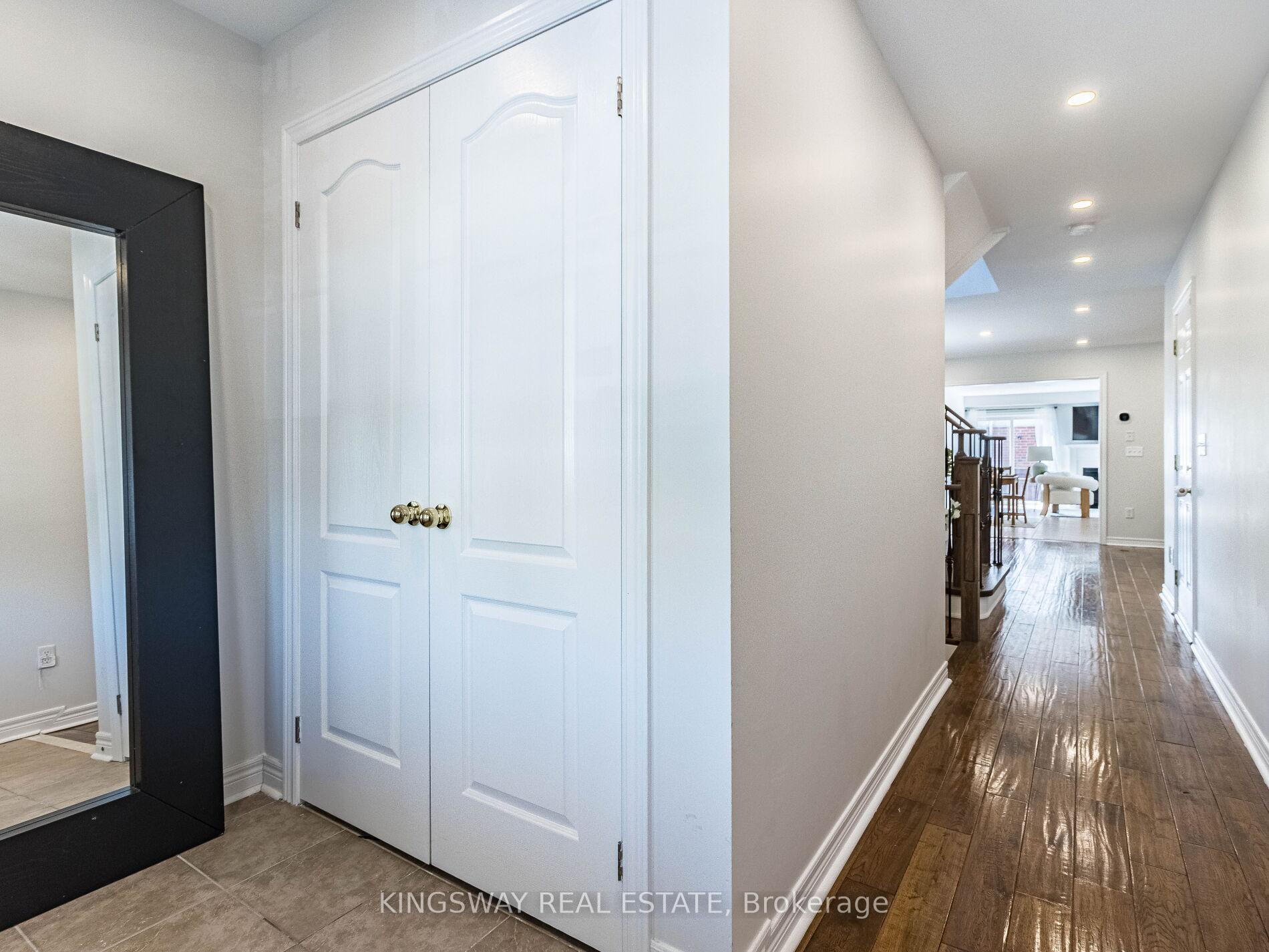 Photo 7 of 4885 Capri Crescent, Burlington, Alton — HOMEH