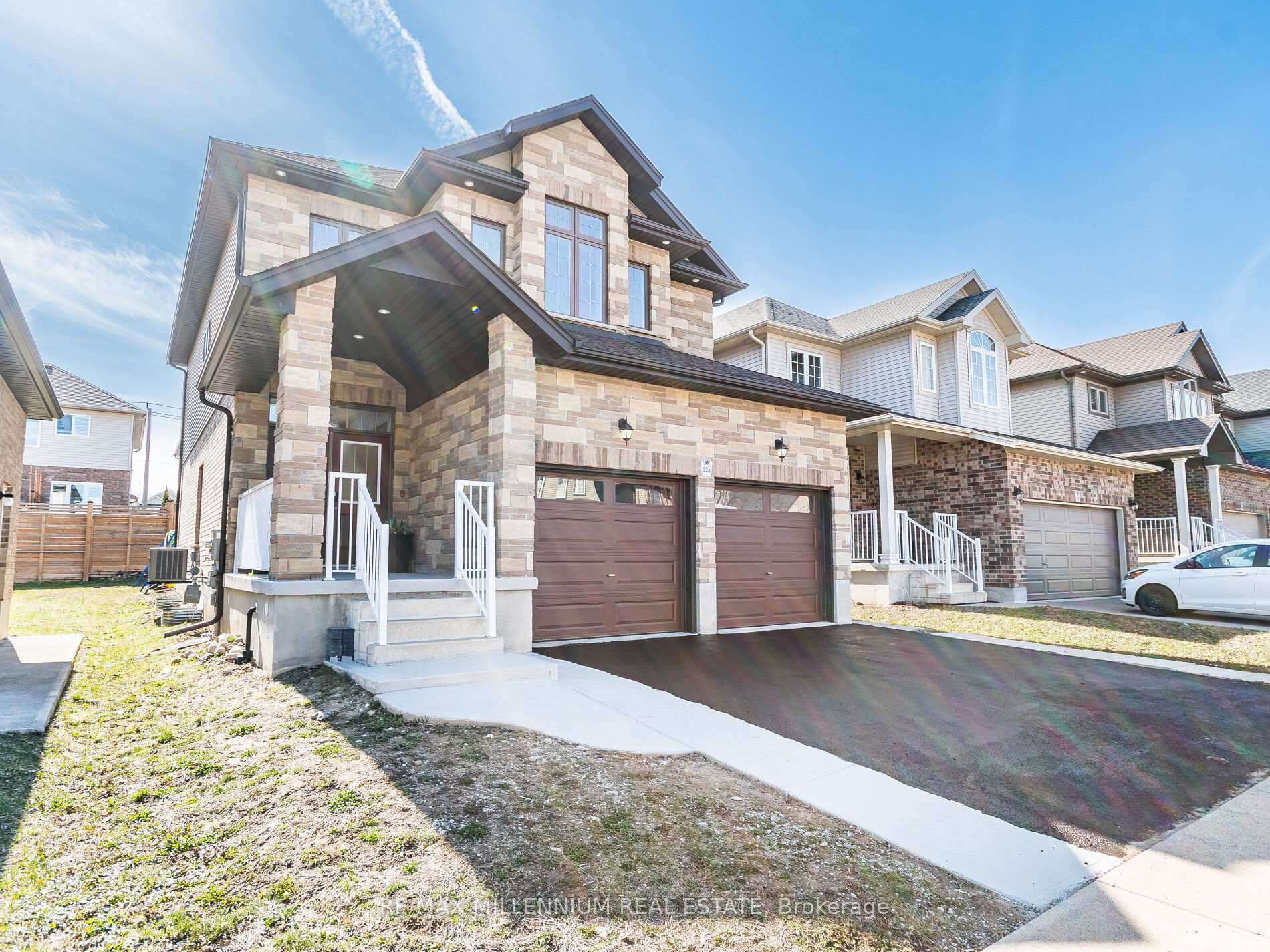Photo 2 of 225 Watervale Crescent, Kitchener — HOMEH